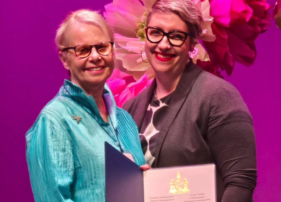 Dr. Peg Herbert accepts the Femmes Remarquables – Distinguished Women award!